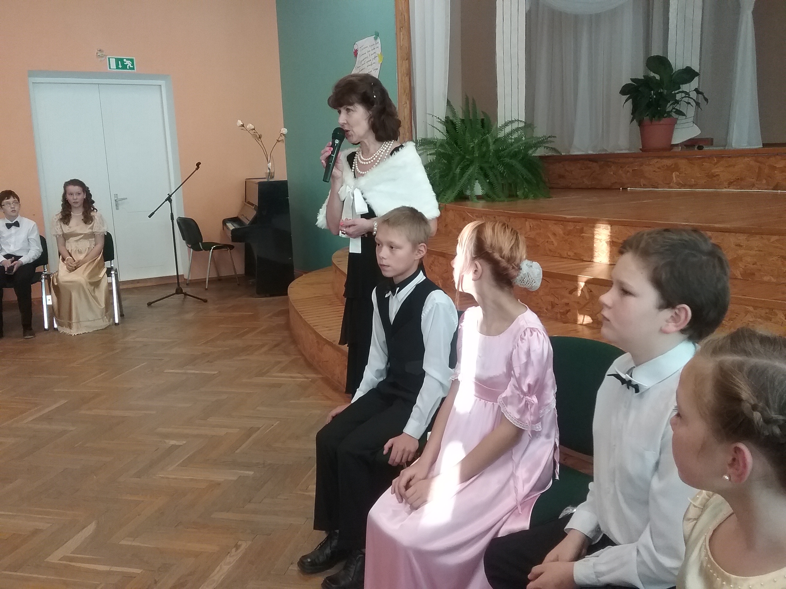 Rohkem kui 50 tantsijad 9 linna koolist ja Lova laste majast osalesid sügise Pushkini pallil Paju koolis