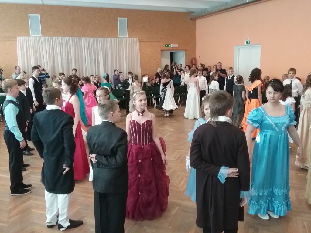 Rohkem kui 50 tantsijad 9 linna koolist ja Lova laste majast osalesid sügise Pushkini pallil Paju koolis